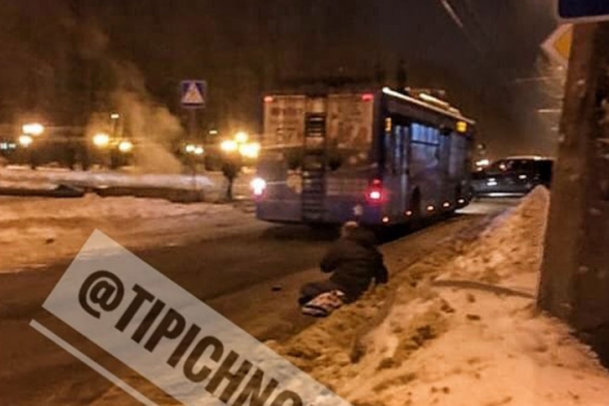 В Харькове из троллейбуса вытолкали мужчину, его увезла скорая (фото)