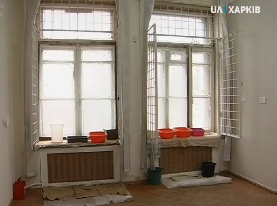 В харьковском музее течет крыша, вода заливает экспонаты (видео)