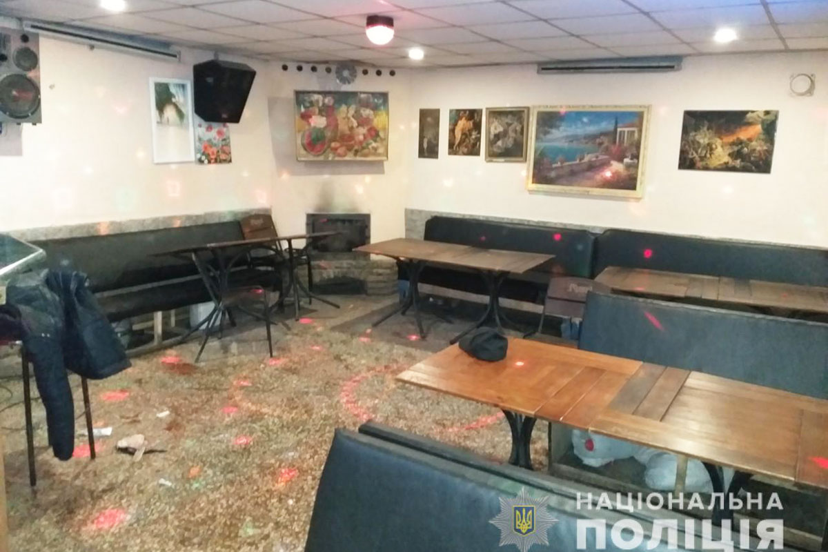 На клиентов харьковского кафе напал хулиган с ножом, много пострадавших (фото)