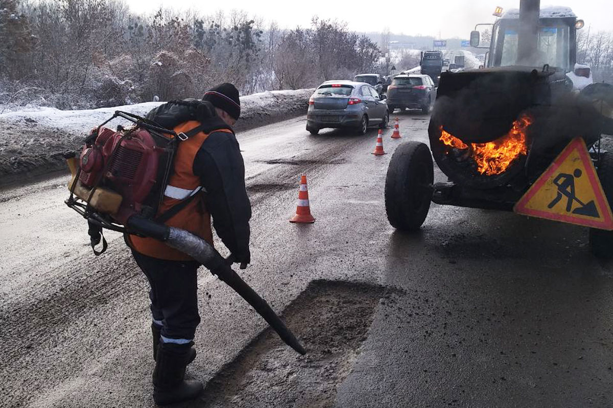 Под Харьковом ремонтируют дороги (фото)