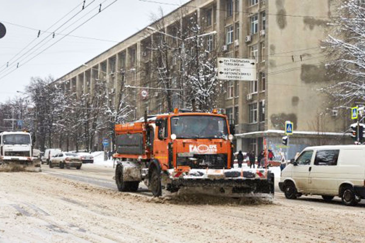 С улиц Харькова продолжают вывозить снег