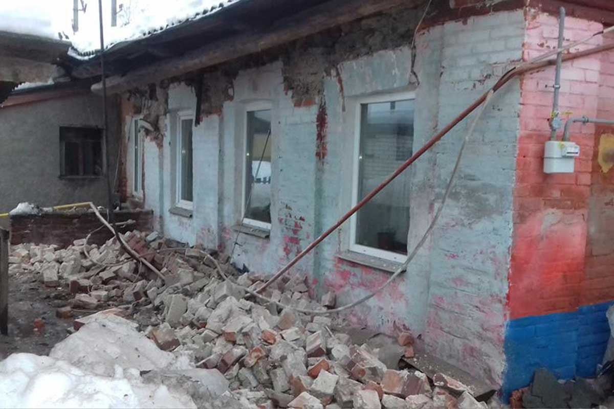 Под Харьковом рухнула крыша жилого дома (фото)