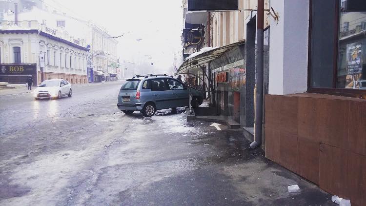 Пьяный до беспамятства водитель влетел в дом (фото)