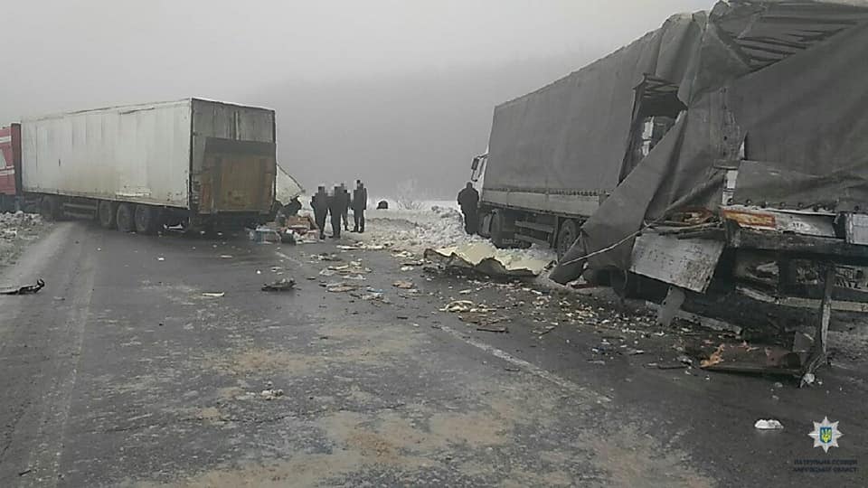 Под Харьковом - ДТП с участием нескольких фур (фото, видео)