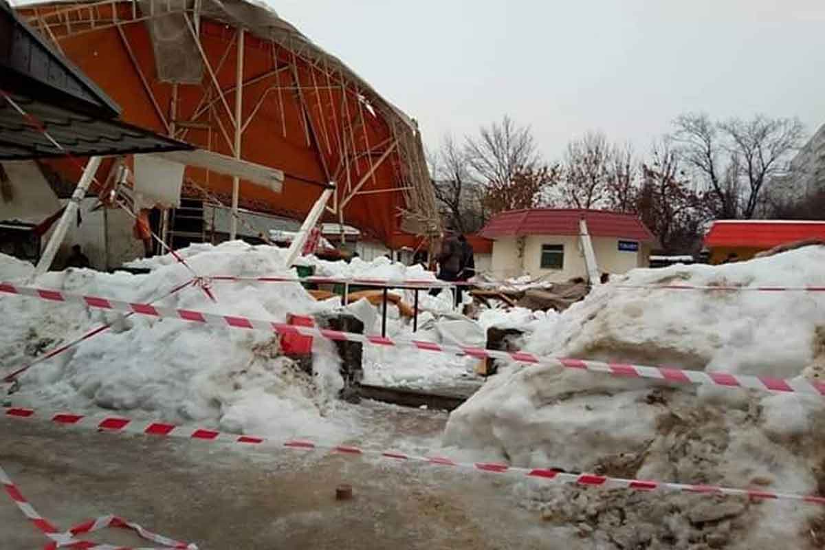 В Харькове обвалился торговый павильон (фото)
