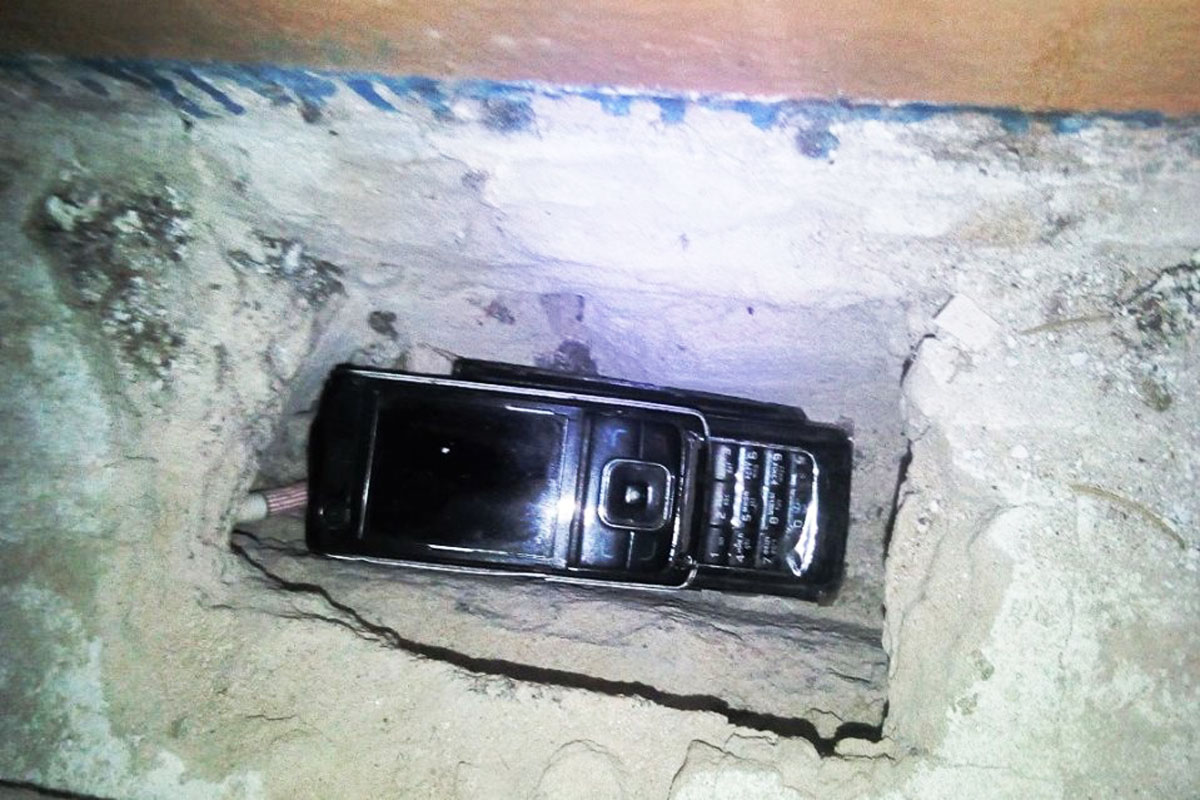 У заключенных харьковской колонии нашли мобильные телефоны (фото)