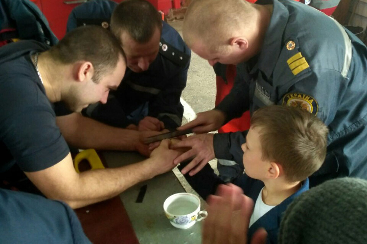 В Харькове ребенок попал в золотую ловушку (фото)