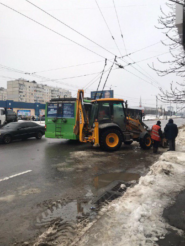 В Харькове столкнулись троллейбус и трактор (фото)