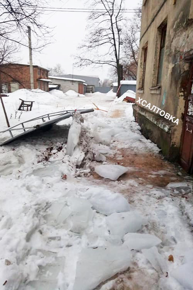 На Салтовке глыба льда отбила козырек подъезда (фото)