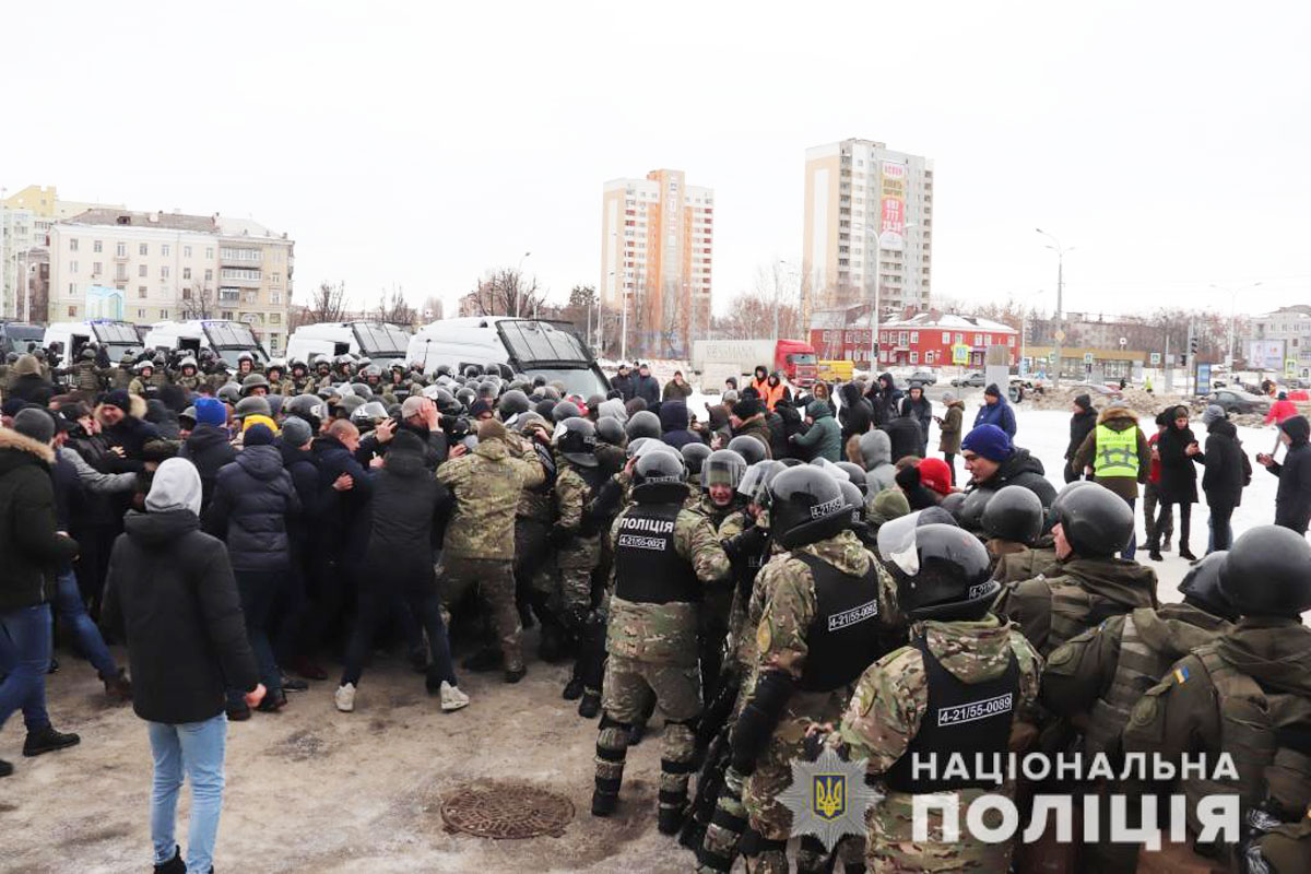 К "Металлисту" стянули силовиков (фото, видео)