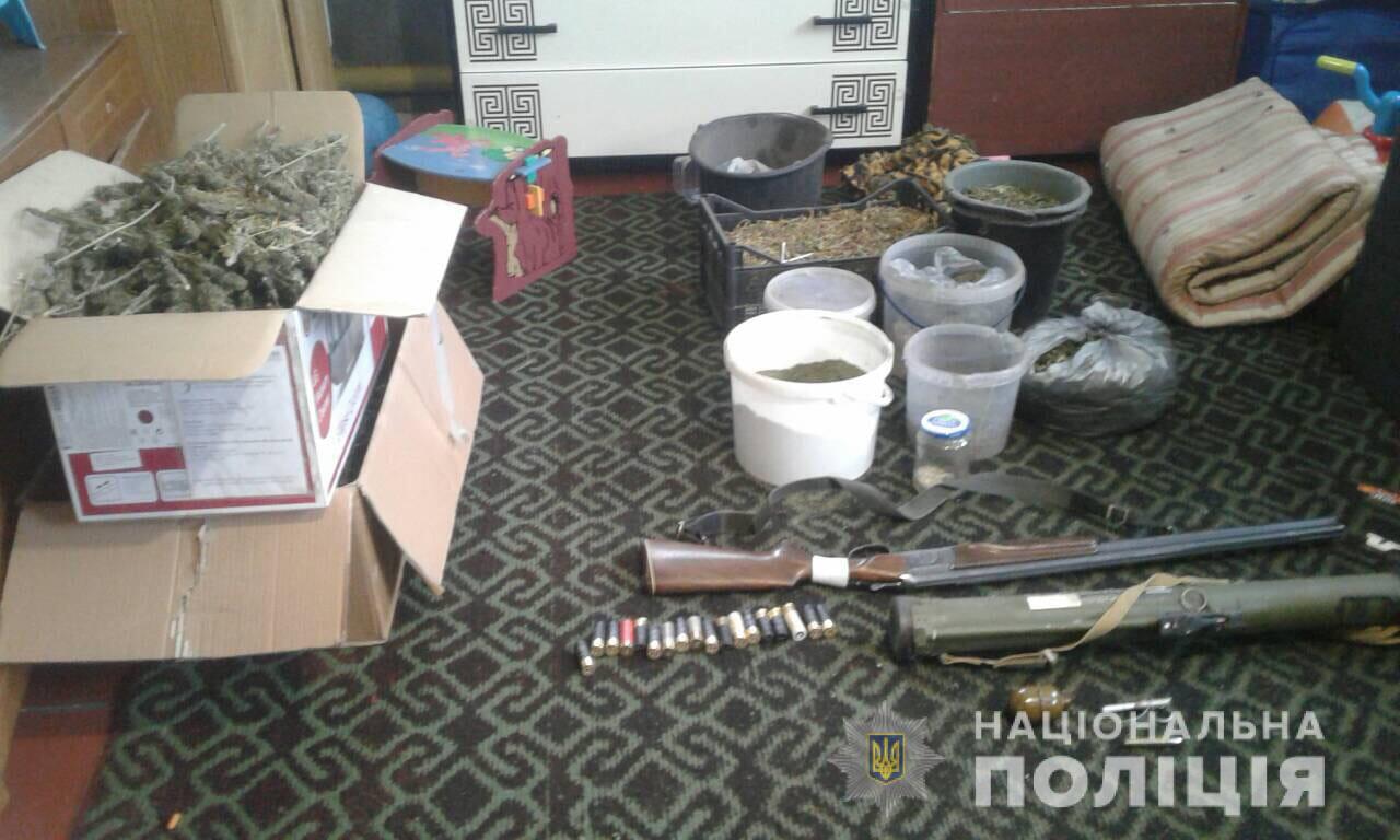 Под Харьковом мужчина хранил дома арсенал (фото)