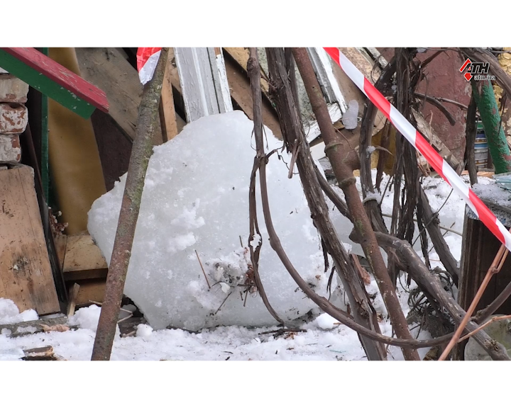 В Харькове ледяная глыба разгромила веранду