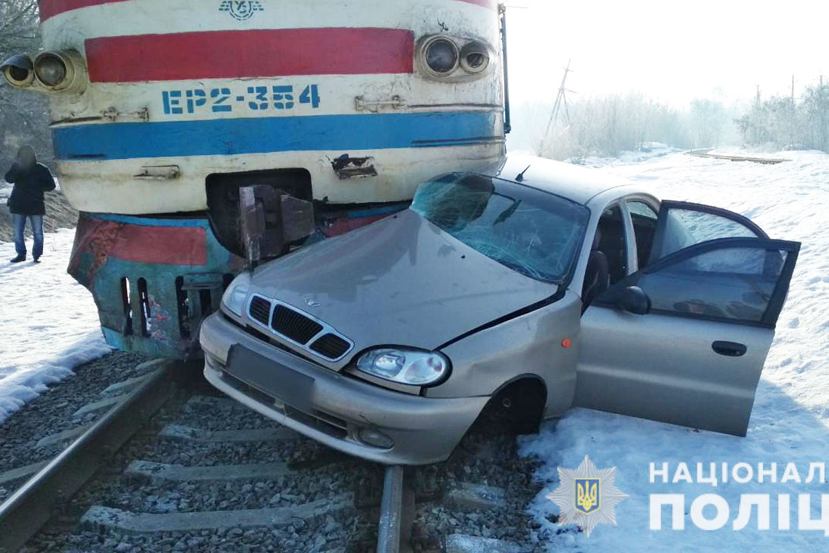 Под Харьковом поезд влетел в легковушку: есть жертвы (фото)