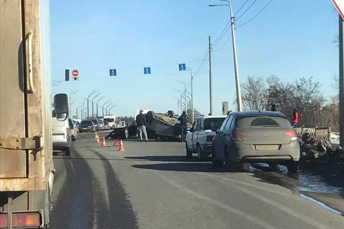 На Салтовке перевернулась машина (фото)