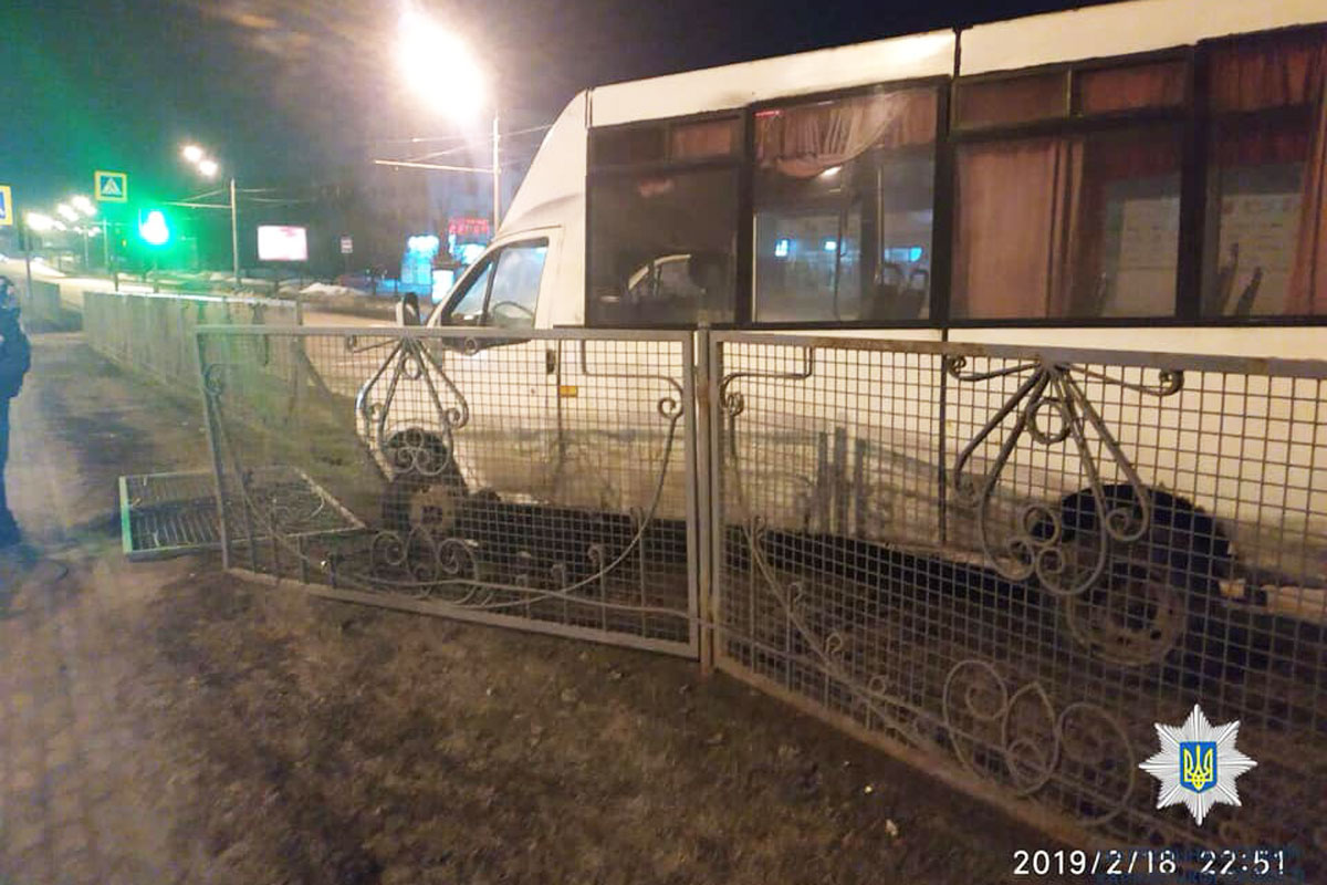 На Гагарина машина снесла забор (фото)