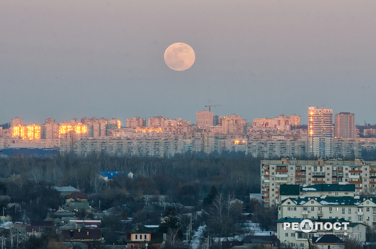 Над Харьковом взошла суперлуна (фото)