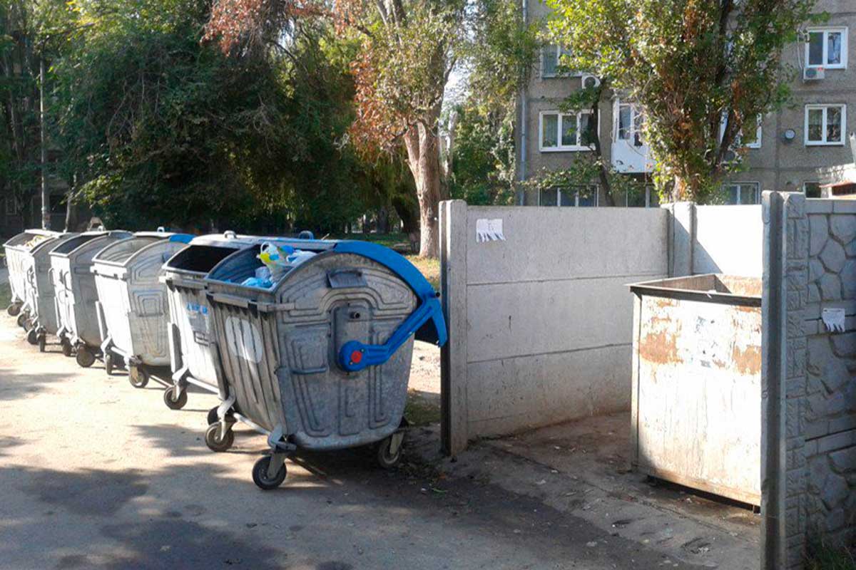 Харьковчане просят запретить вывоз мусора по ночам