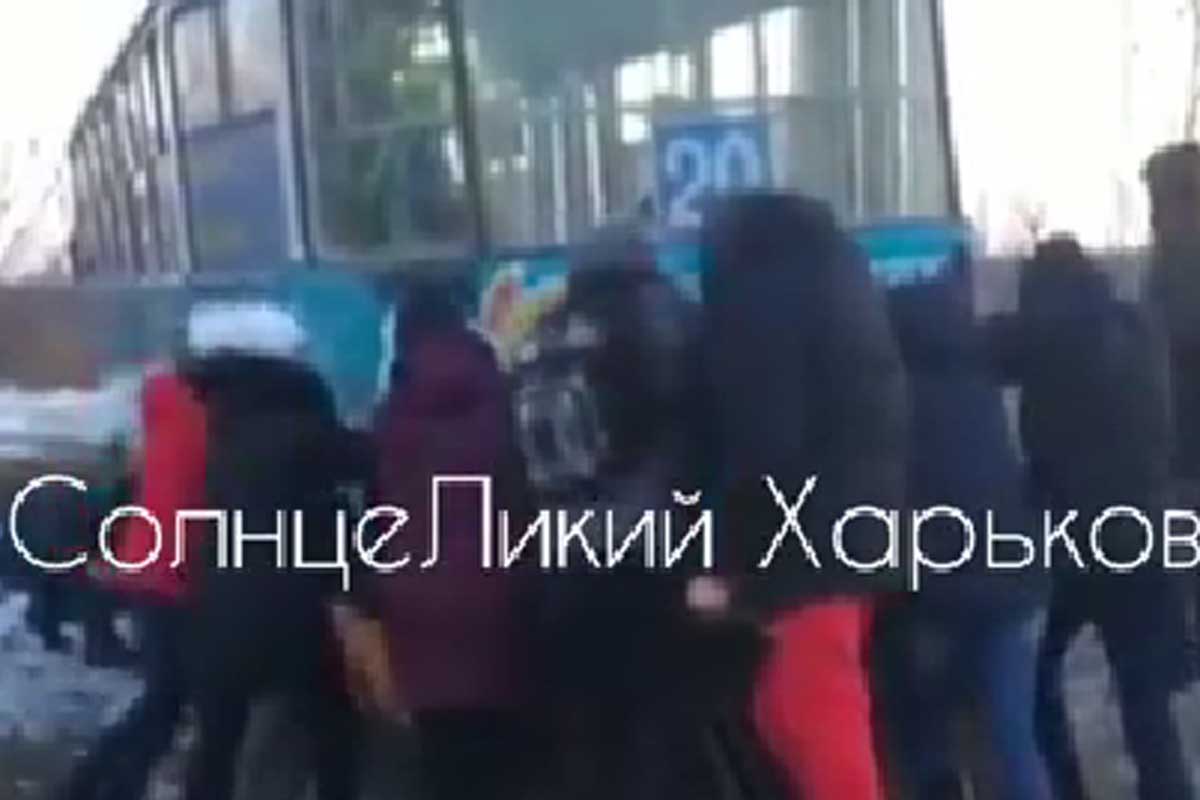 В Харькове пассажиры толкали трамвай (видео)