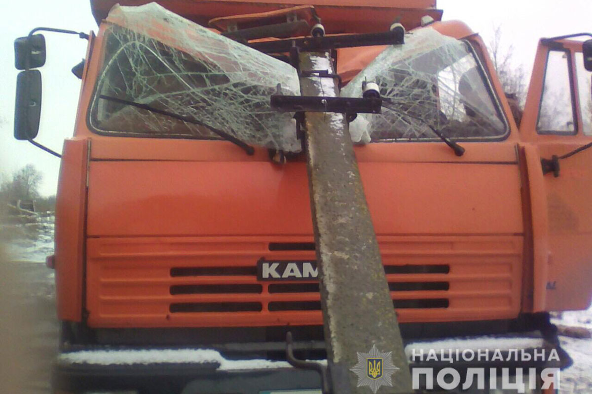 Под Харьковом на машину рухнул столб (фото)