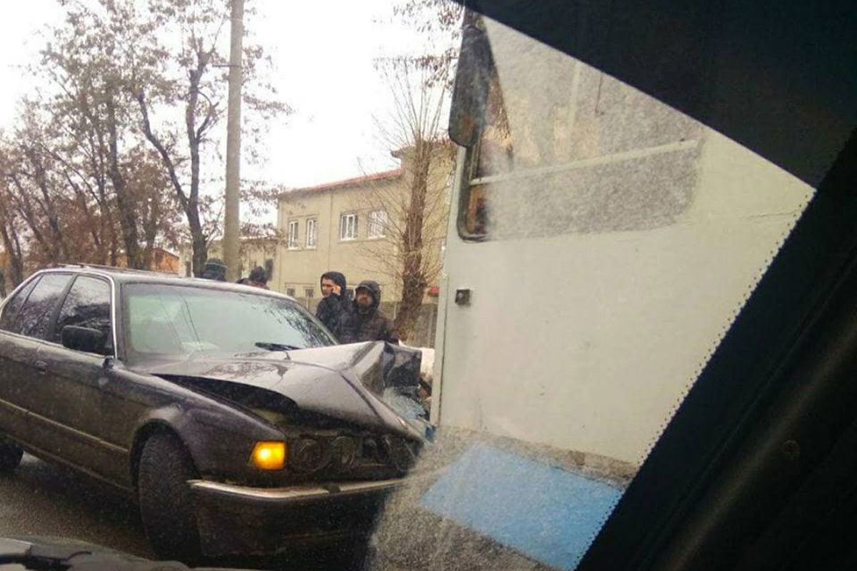 В Харькове BMW влетел в троллейбус (фото)