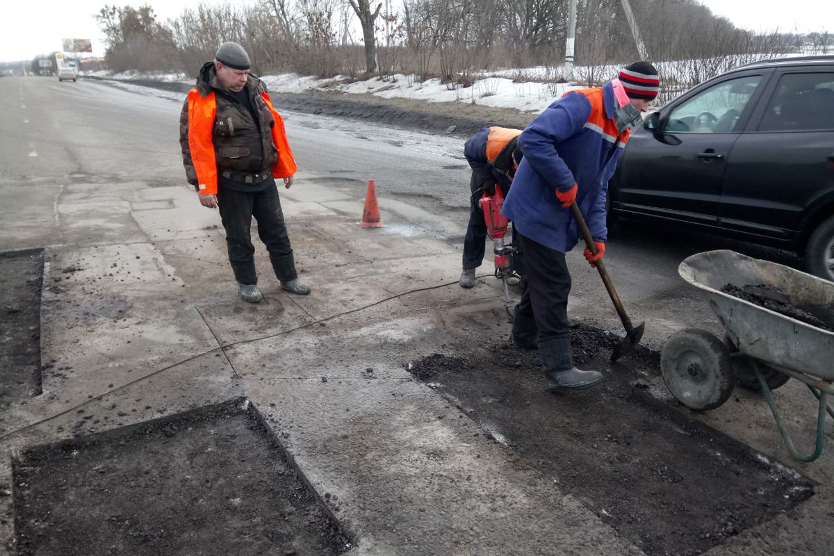 Под Харьковом проводят ямочный ремонт дорог (фото)