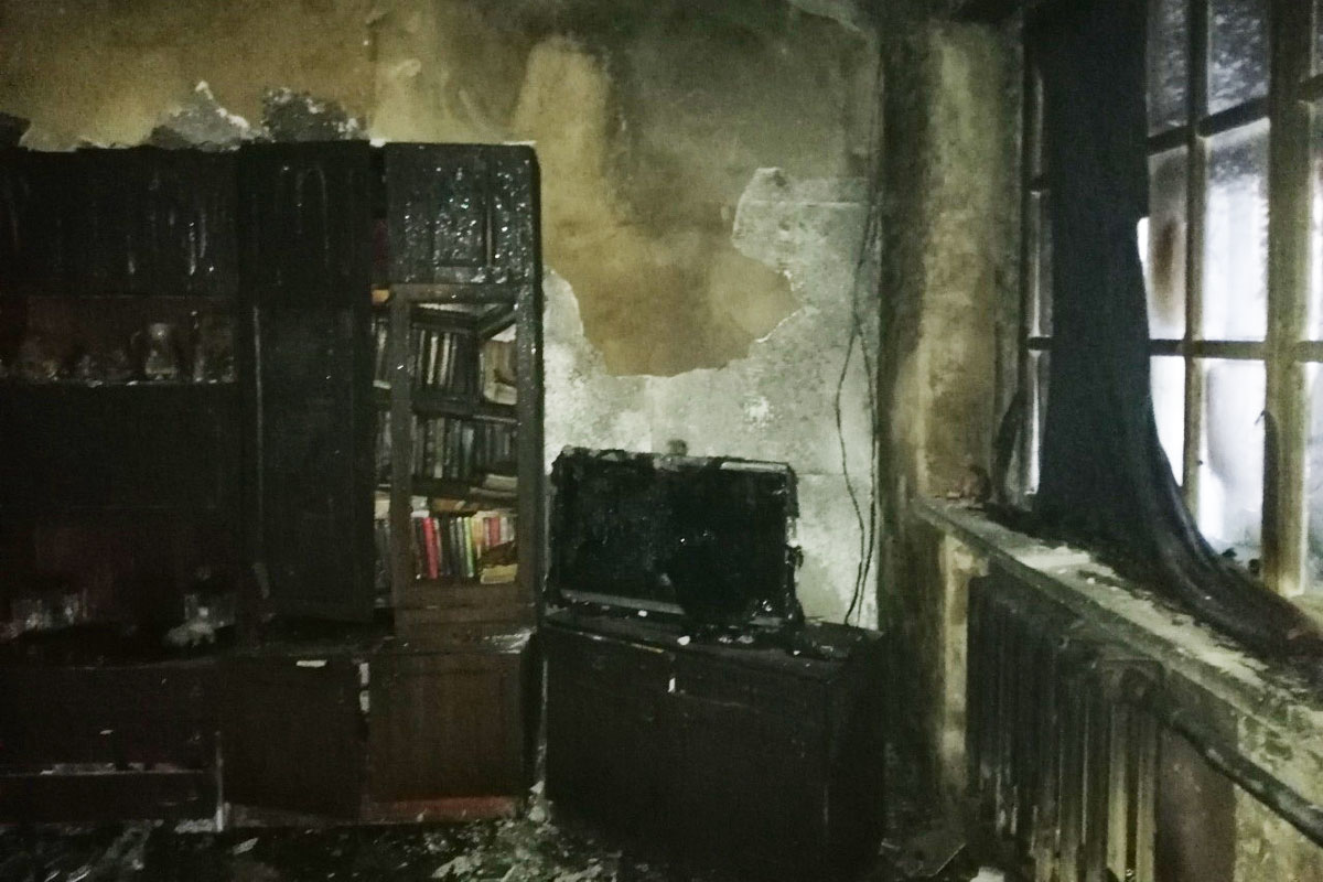 Под Харьковом горел дом, есть пострадавший (фото)