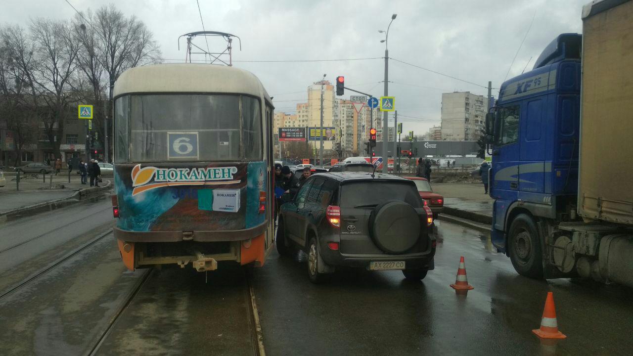 Авария заблокировала движение трамваев (фото)