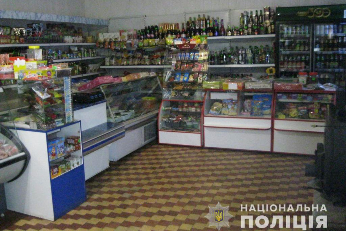 Под Харьковом банда ограбила магазин (фото)