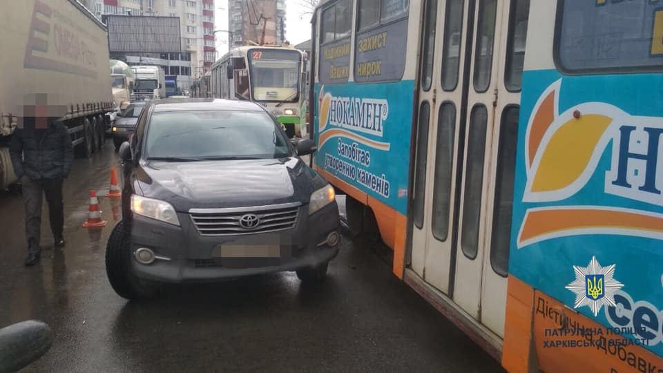 В Харькове Toyota влетела в трамвай (фото)