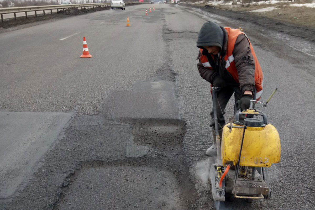 Под Харьковом ремонтируют дороги (фото)