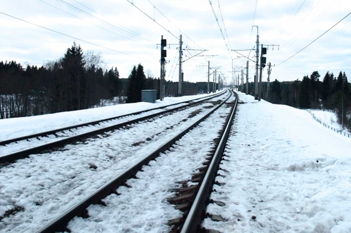 Поезд насмерть сбил молодого мужчину