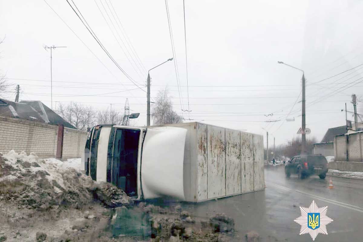 На ХТЗ перевернулся грузовик (фото)