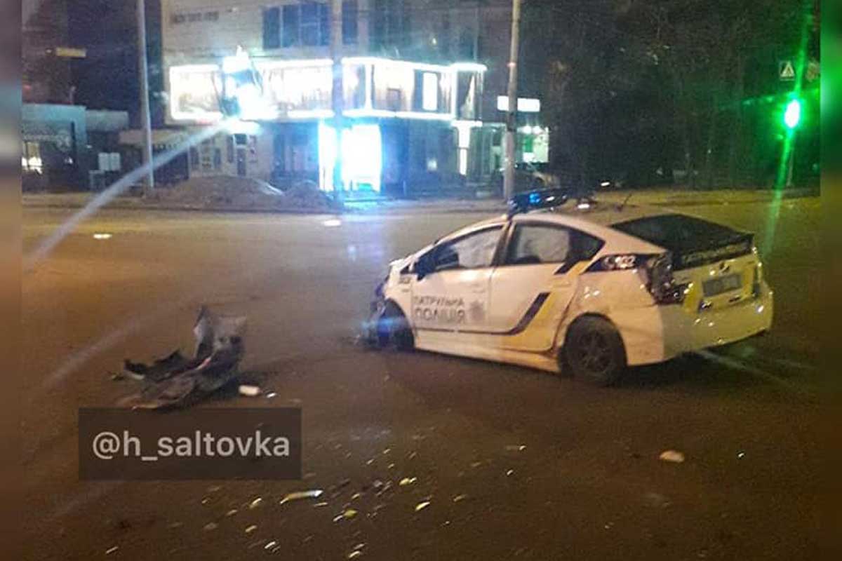 На Салтовке столкнулись Lexus и полицейский Prius (фото)