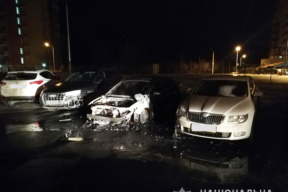 В центре Харькова сгорели три машины (фото)