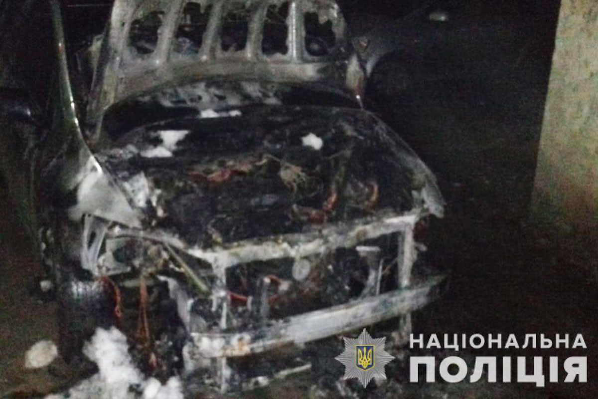 Под Харьковом сгорела машина (фото)