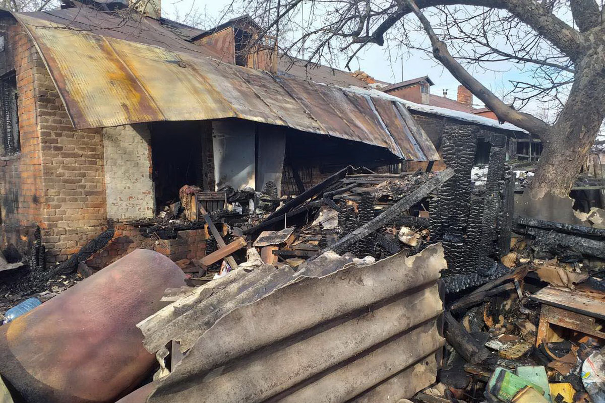 Под Харьковом вспыхнул жилой дом (фото)