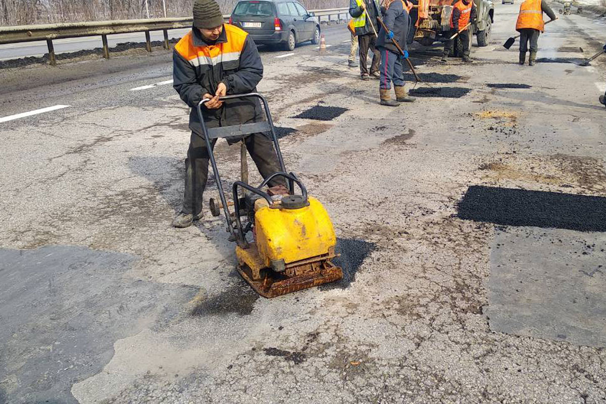 На дорогах Харьковской области устранили ямы (фото)