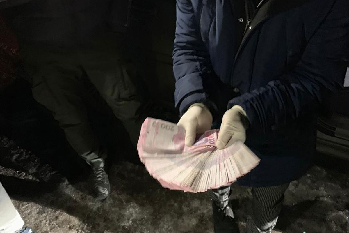 В Харькове чиновники попались на взятке (фото)