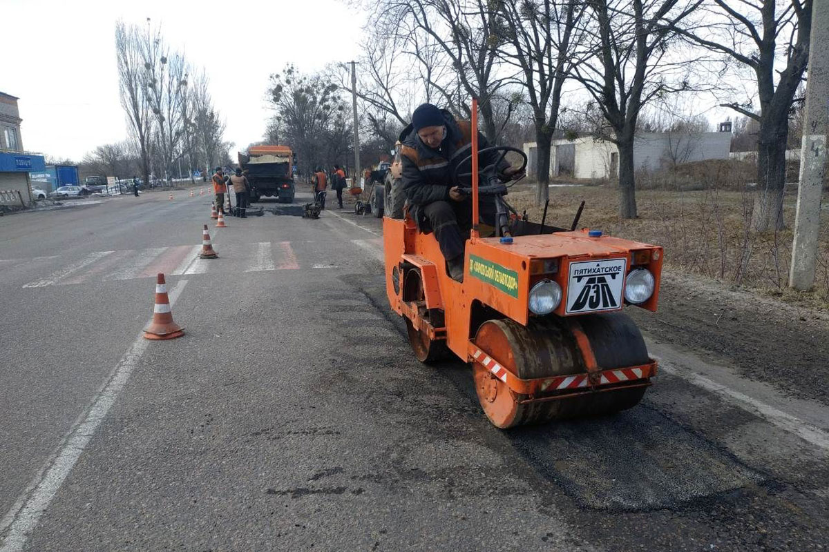 На дорогах под Харьковом устранили ямы (фото)