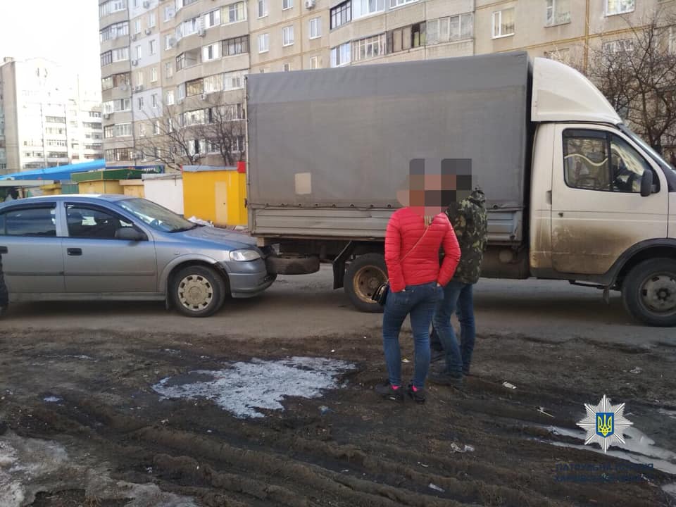 В Харькове грузовик припечатал легковушку (фото)