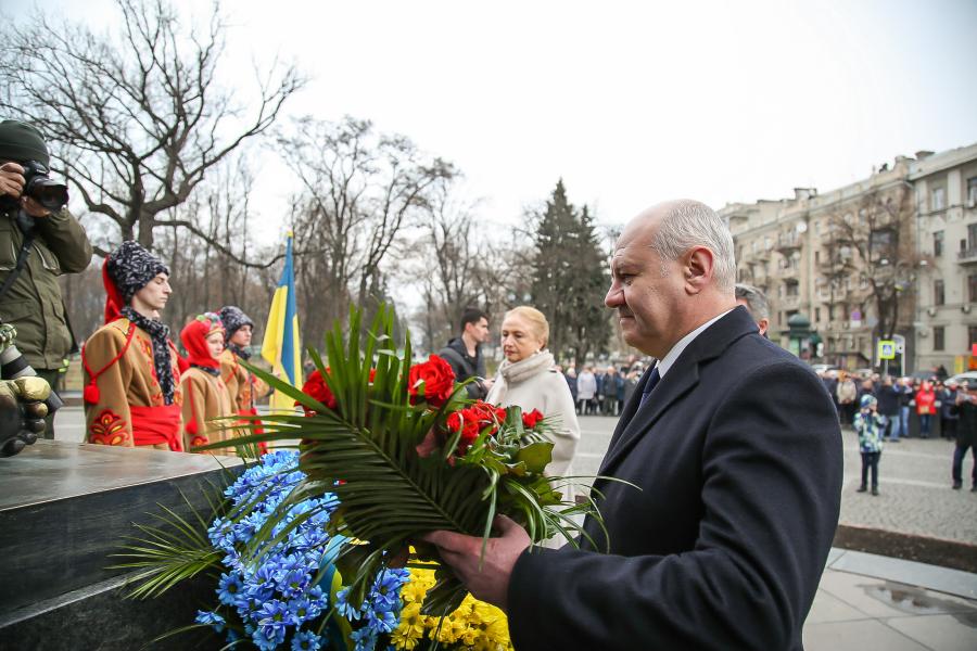 К памятнику Шевченко возложили цветы
