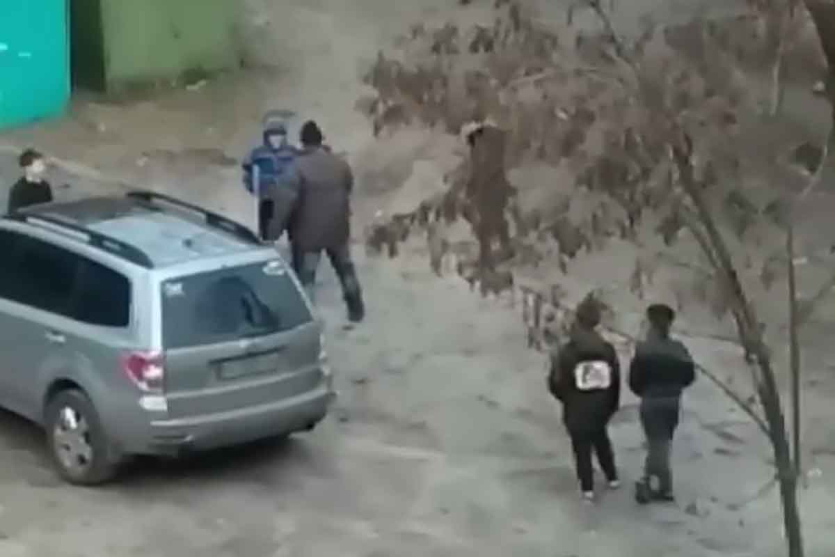 В Харькове толпа детей атаковала мужчину (видео)