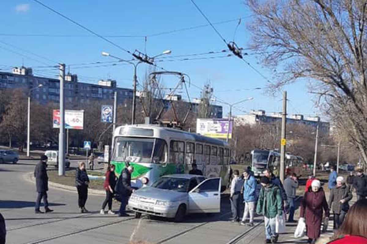 На Салтовке трамвай врезался в легковушку (фото)