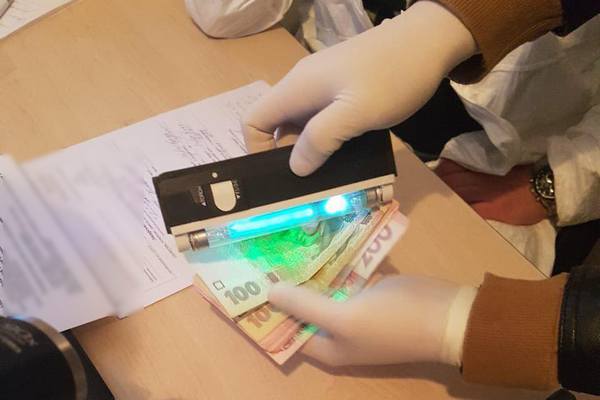 Хотел нажиться на смерти: под Харьковом врач попался на взятке (фото)