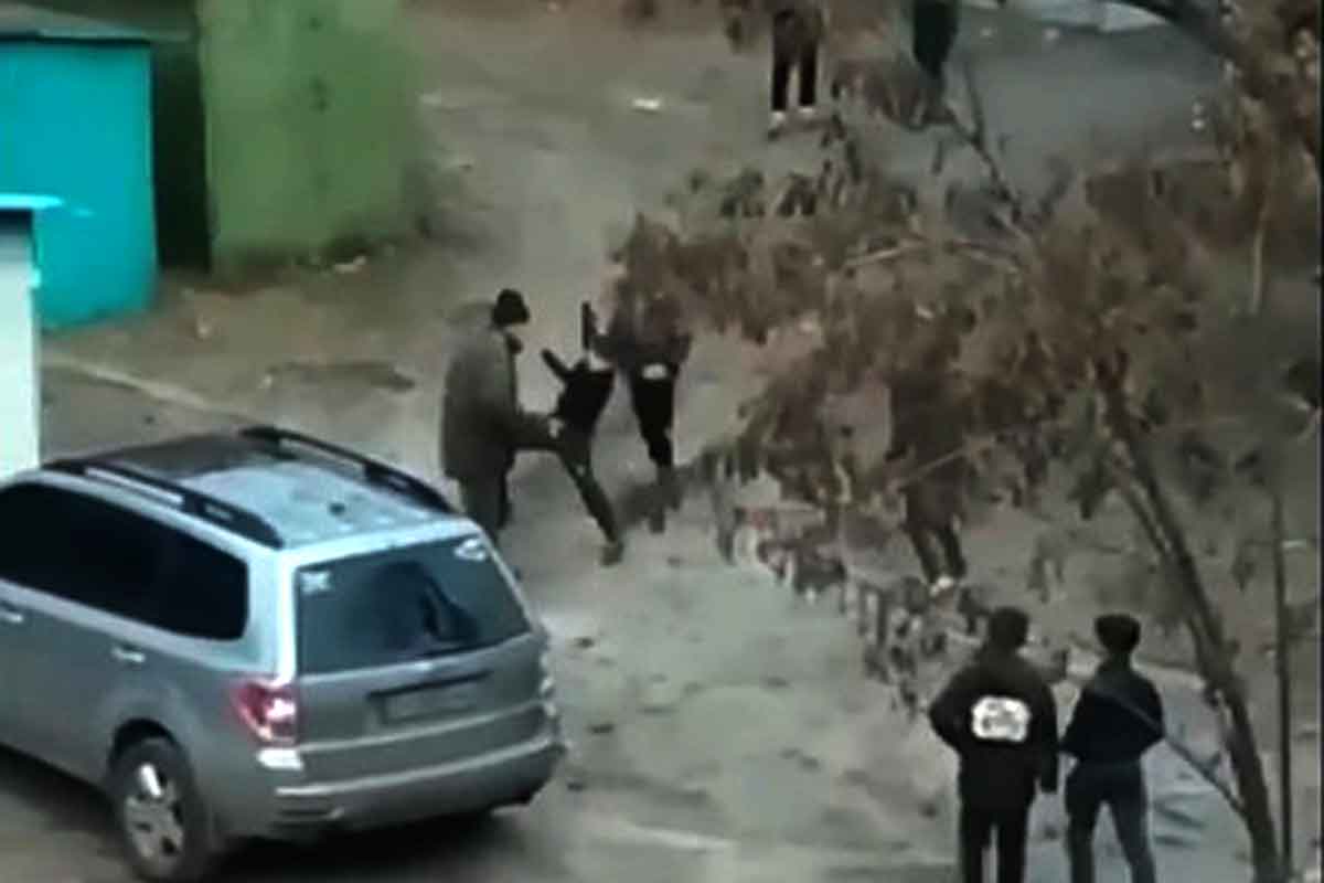 Нападение детей на прохожего в Харькове: полиция изучает видео