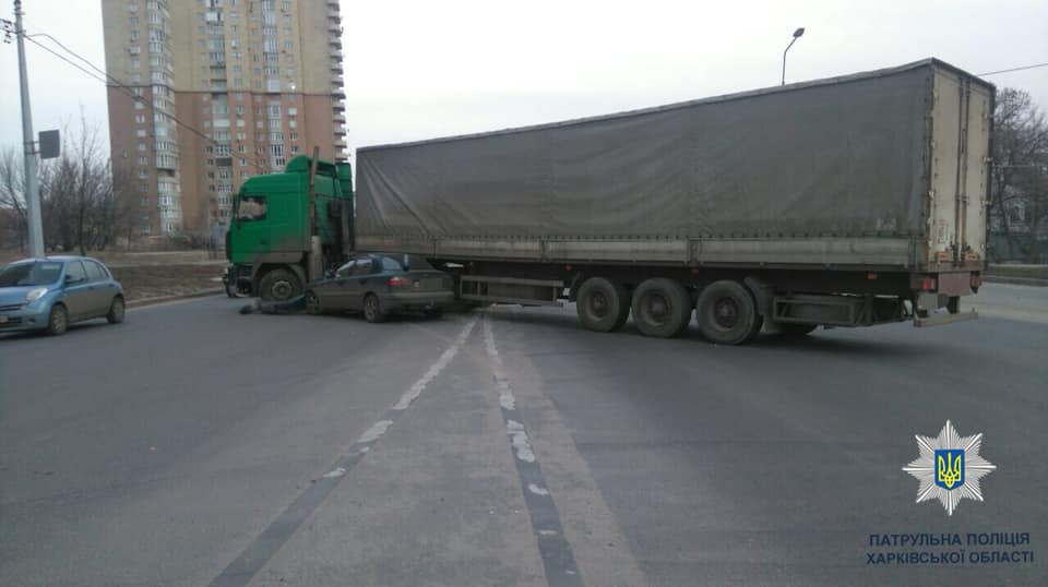 В Харькове фура припечатала легковушку (фото)