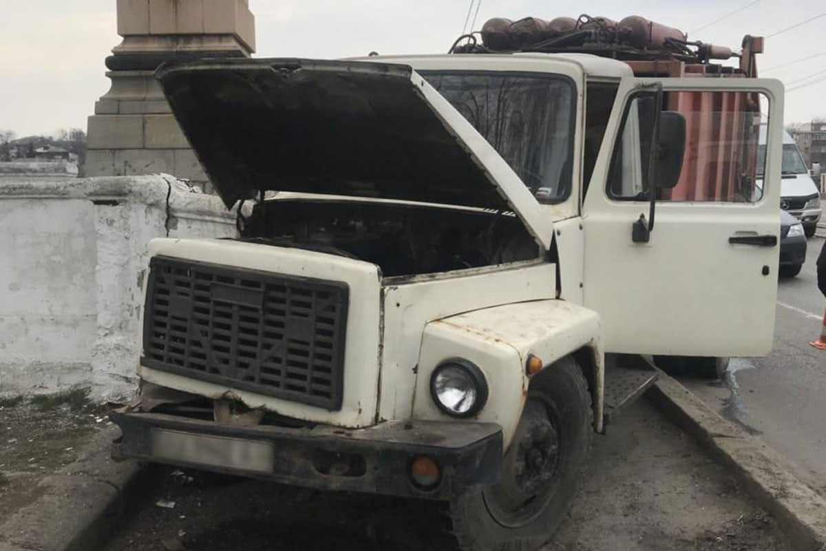 В Харькове грузовик сбил девушку: подробности (фото)