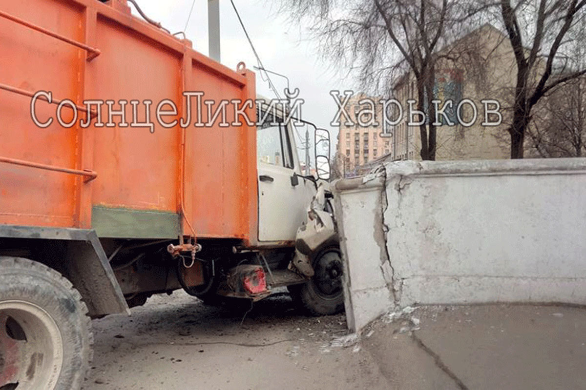 В Харькове мусоровоз протаранил бетонное ограждение (фото)