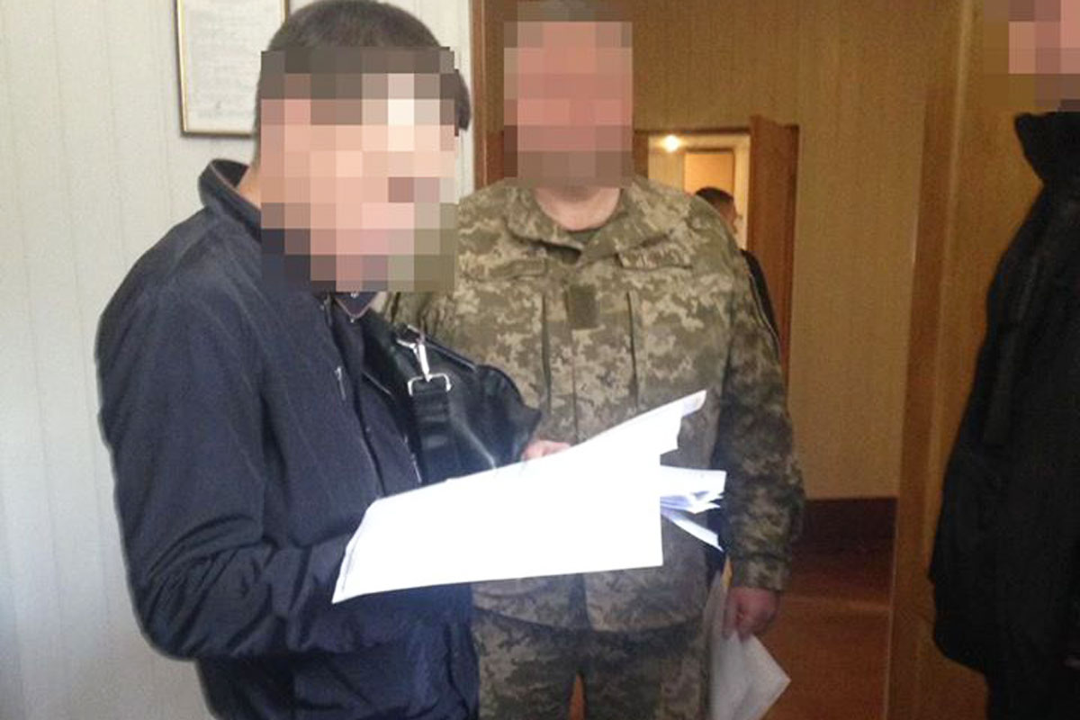 В Харькове пограничник попался на взятке (фото)