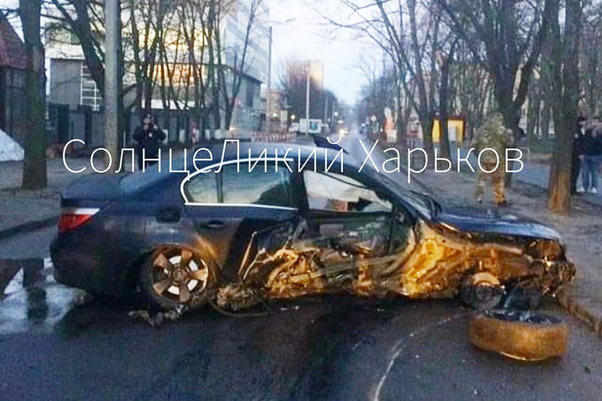 В Харькове снесло половину BMW (фото)